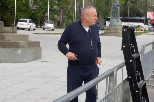 SAD MITINGUJE PROTIV NASILJA, A POZIVAO DA VUČIĆEV SIN I BRAT ZAVRŠE KAO GADAFI! I Milivojević manekeniše na protestu!