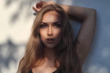 PEVAČICA ZAVRŠILA NA ULICI, LJUDI JE ŠUTIRALI I PLJUVALI: Pokušala da zaradi za život, a onda je policija morala da reaguje!