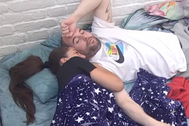 PROPALI U ZEMLJU, NAKON ŠTO IM JE ĆERKA ZABOLA NOŽ U LEĐA: Roditelji Anđele Đuričič ne žele da čuju za nju posle pomirenja sa Zvezdanom!