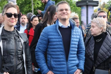 PROTEST "PROTIV NASILJA", A OSMEH OD UVA DO UVA Dok Srbija sahranjuje svoju decu, politički maneken Jeremić pozira za kamere!