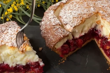 JOGURT TORTA SA VIŠNJAMA: Ključan je raskošan fil koji će samo ovako uspeti