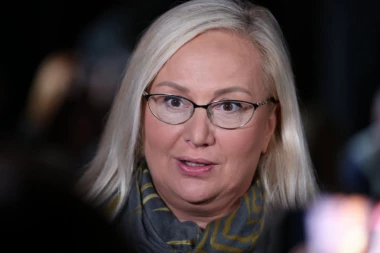 SAZNAJEMO: LEONTINI VUKOMANOVIĆ SE ZAPALIO AUTOMOBIL!