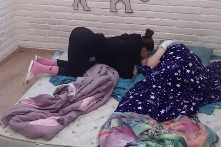 Anđela Đuričić ljubi Zvezdana Slavnića Zadruga 6