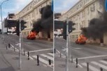 GORI AUTOMOBIL U CENTRU BEOGRADA! CRNI DIM KULJA U NEBO: Policija zatvorila celu ulicu (VIDEO)