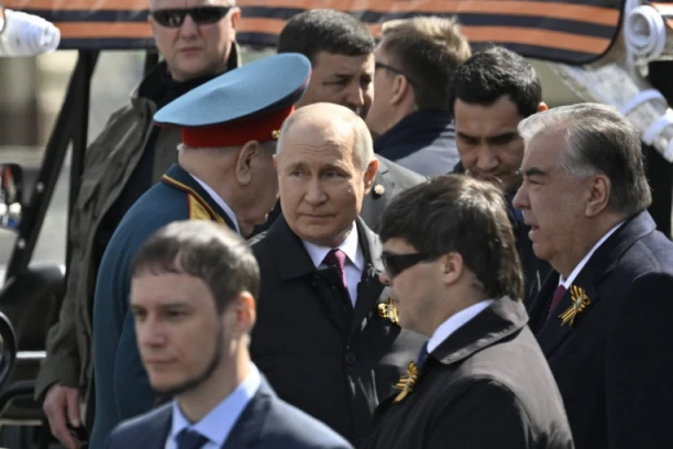 PROZIVKE NA RAČUN PARADE U MOSKVI: Smoreni Putin, jedan sovjetski tenk iz Drugog svetskog rata i NIJEDAN AVION (FOTO, VIDEO)