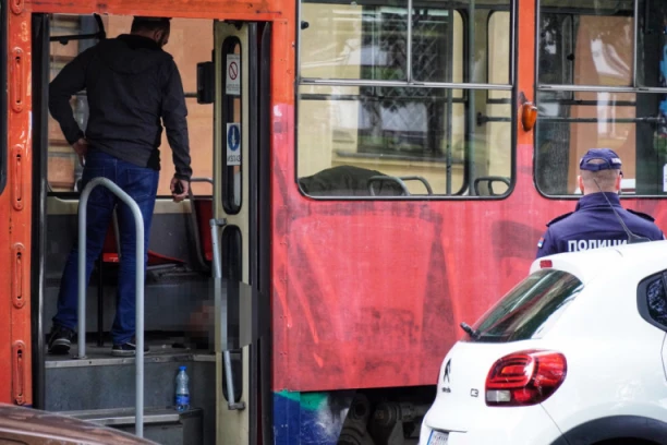 JEZIV POKUŠAJ SAMOUBISTVA U SRCU BEOGRADA! Legao na šine dok je nailazio tramvaj - brza reakcija jednog čoveka mu je zasigurno SPASILA ŽIVOT! (VIDEO)