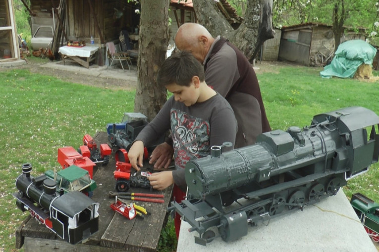 Nikola sa dekom pravi magiju 