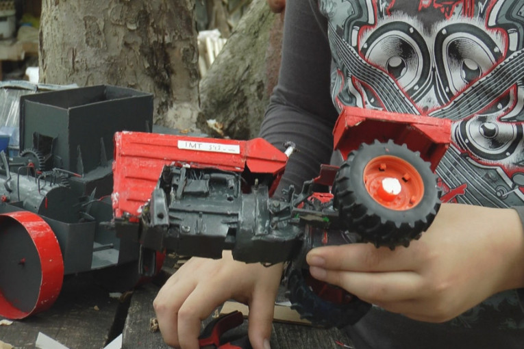 Nikola Lazović pravi makete