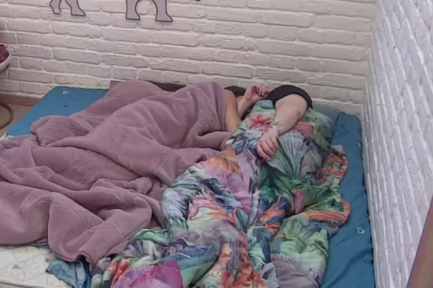 ANĐELA ISPALA GORA I OD MAJE: Uvukla se Zvezdanu u krevet, pa uradila ono što se klela da nikada neće!