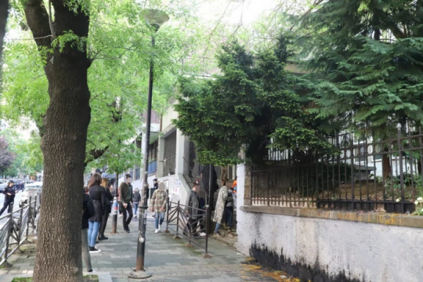 SAVETI ZA RODITELJE NAKON MASAKRA U ŠKOLI: Pomozite im da prebrode tugu, bes i strah - imaju pomešane EMOCIJE