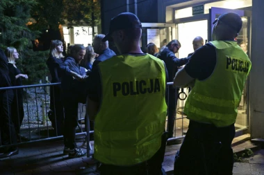 KRVAVI PIR U POLJSKOJ! Učenik tokom nastave nožem ranio troje školskih drugova! DVOJE U TEŠKOM STANJU!