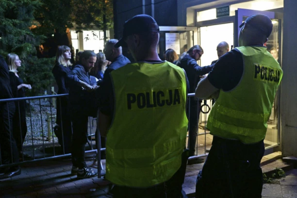 KRVAVI PIR U POLJSKOJ! Učenik tokom nastave nožem ranio troje školskih drugova! DVOJE U TEŠKOM STANJU!