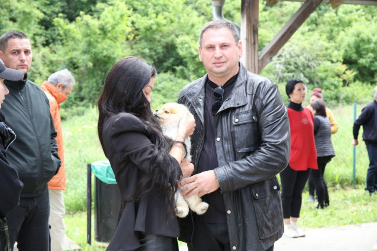 Maja Marinković na sahrani dede sa ocem Takijem Marinkovićem