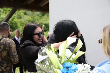 MAJIN VRISAK ODZVANJAO GROBLJEM: Ugledala Tijanu Ajfon, pa joj se bacila u zagrljaj! (FOTO+VIDEO)