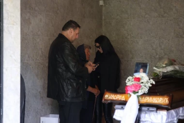 NA SAMRTI SKINUO BROJANICU I OSTAVIO JE UNUKI: Taki uručio Maji dedin poslednji poklon, ovo ne sme skidati kad se vrati u Zadrugu!