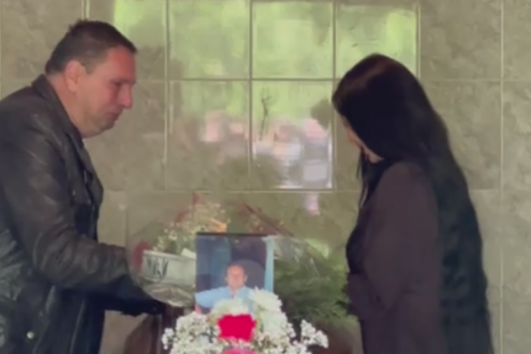 Maja i Taki plaču nad sandukom