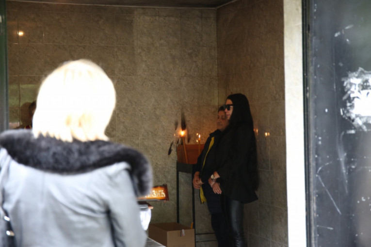 Maja sahranjuje dedu