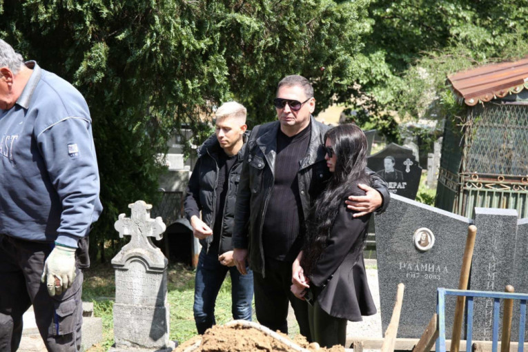 Maja i Taki Marinković na groblju