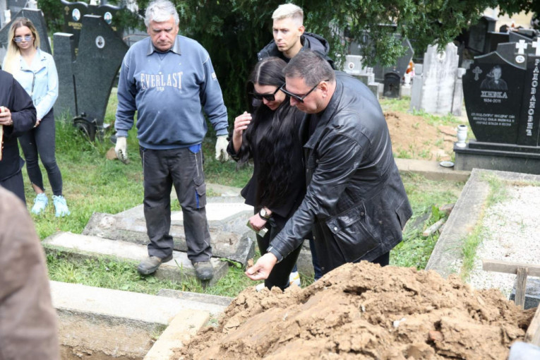 Maja Marinković na sahrani dede sa ocem Takijem Marinkovićem