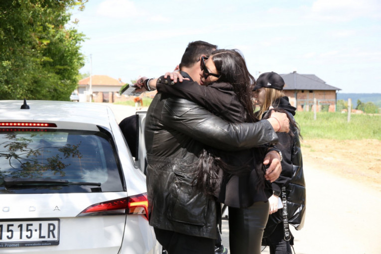 Maja i Taki Marinković na groblju