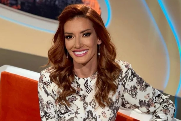 JOVANA JOKSIMOVIĆ BEZ TRUNKE ŠMINKE: Ovo je PRAVO LICE voditeljke, svi je gledate uvek našminkanu i doteranu, a ovako zaista izgleda!