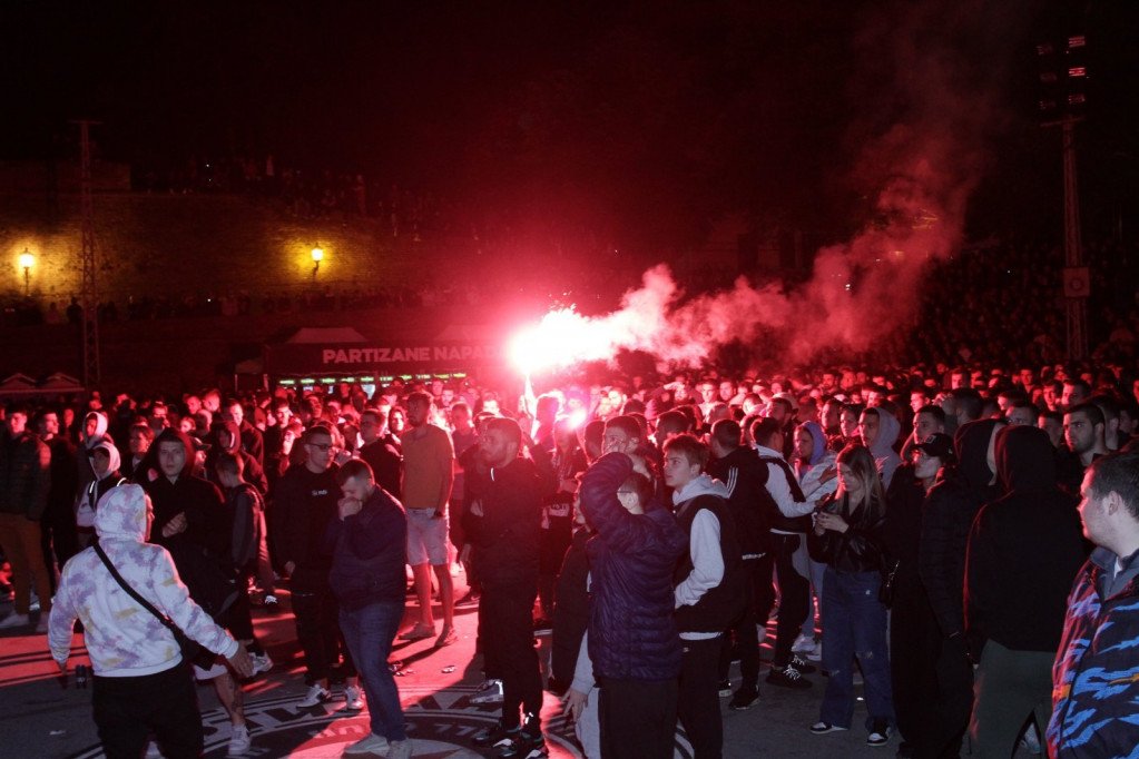 Grobari na Kalemegdanu gledaju majstoricu sa Realom