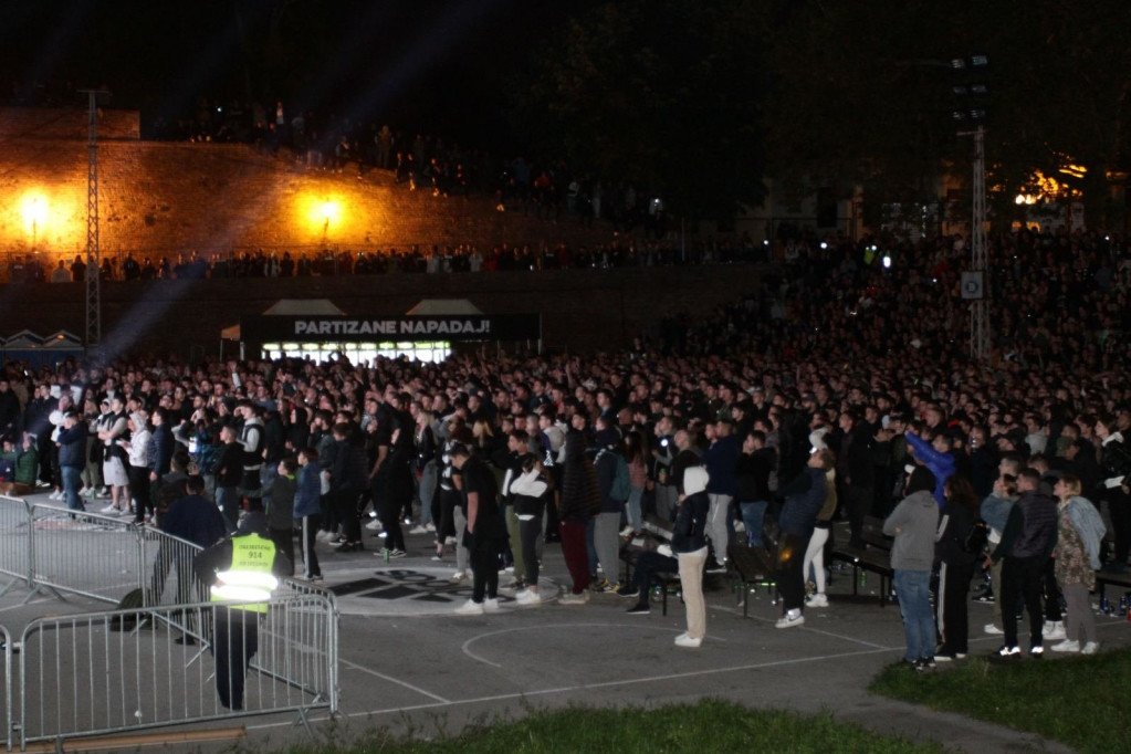 Grobari na Kalemegdanu gledaju majstoricu sa Realom