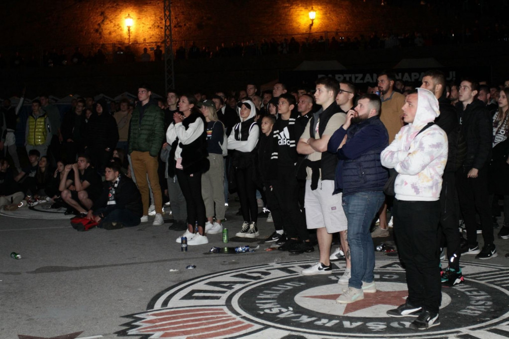 Grobari na Kalemegdanu gledaju majstoricu sa Realom