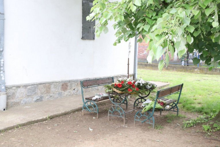 Ove su sedeli mladi na koje je isplaljen rafal