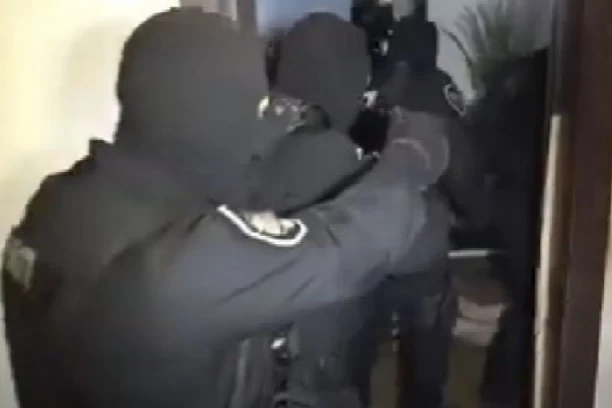 "PALA" JOŠ TRI KAVČANA, OSUMNJIČENI DA SU PRIPREMALI LIKVIDACIJE: Tri pripadnika ozloglašene kriminalne grupe iza rešetaka!