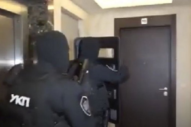 ŽIVELI U NEVIĐENOM LUKSUZU! Pogledajte šta je sve policija našla kod uhapšenih pripadnika "BALKANSKOG KARTELA"! (VIDEO)