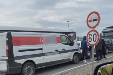 KARAMBOL KOD PRELJINE! Lančani sudar četiri vozila! (FOTO)