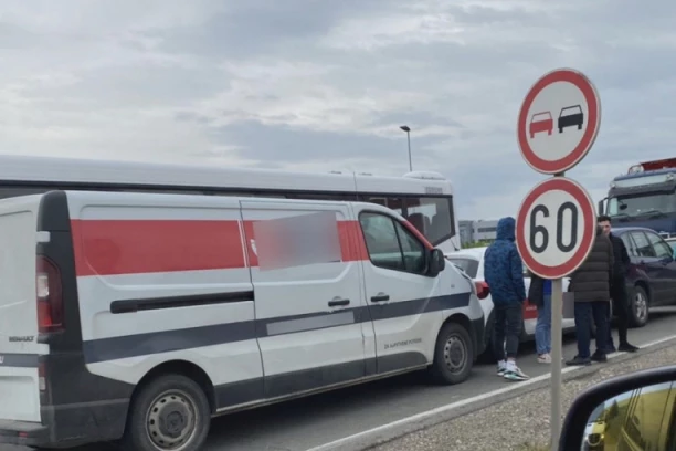 KARAMBOL KOD PRELJINE! Lančani sudar četiri vozila! (FOTO)