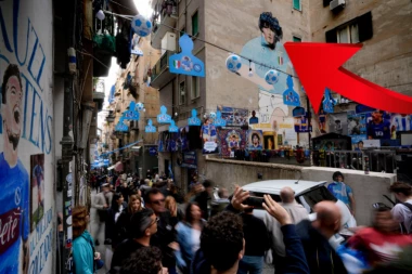 MARADONIN MURAL NAJPOZNATIJE SVETILIŠTE U NAPULJU: Legendarni PROZOR sa očima Dijega otvoren drugi put u istoriji (VIDEO)