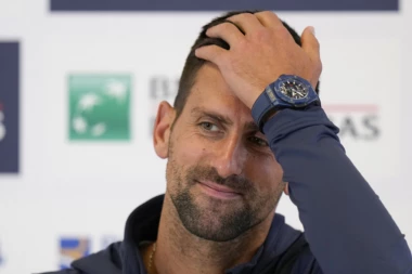 O OVOJ LEPOTICI U NOVAKOVOM NARUČJU SVI GOVORE: Isplivala fotografija srpskog tenisera o kojoj ne prestaje da se priča! (FOTO)