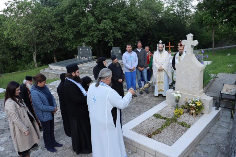 Sveštenstvo pored groba 