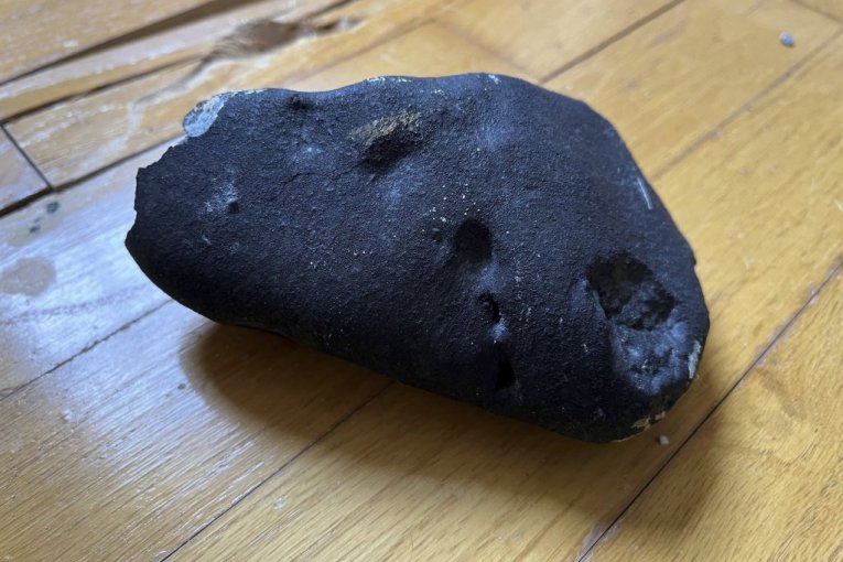 Meteorit pao na kuću u Nju Džersiju! Probio krov i završio u spavaćoj sobi! Na sreću, svi živi! (FOTO)