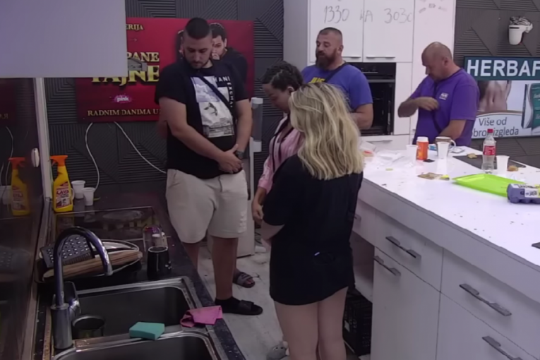 Zadrugari upalili tamjan i očitali molitvu za Svetog Vasilija Ostroškog Zadruga 6