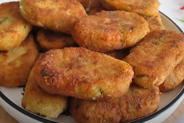 SAMO IZGNJEČITE KROMPIR I DOBIĆETE OVO SUPER JEDNOSTAVNO I UKUSNO JELO: Prilog koji odmah nestaje sa stola!