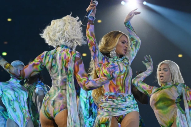 CEO SVET BRUJI O BIJONSE I ONOME KAKO SE POJAVILA NA BINI: Mnogi se pitaju da li je ovo previše, a HALJINA NA POLA ZADNJICE daje odgovor