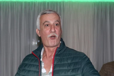 PUKLA LJUBAV! Glumac RASKINUO s 28 godina mlađom devojkom zbog koje se razveo, EVO I ZAŠTO!