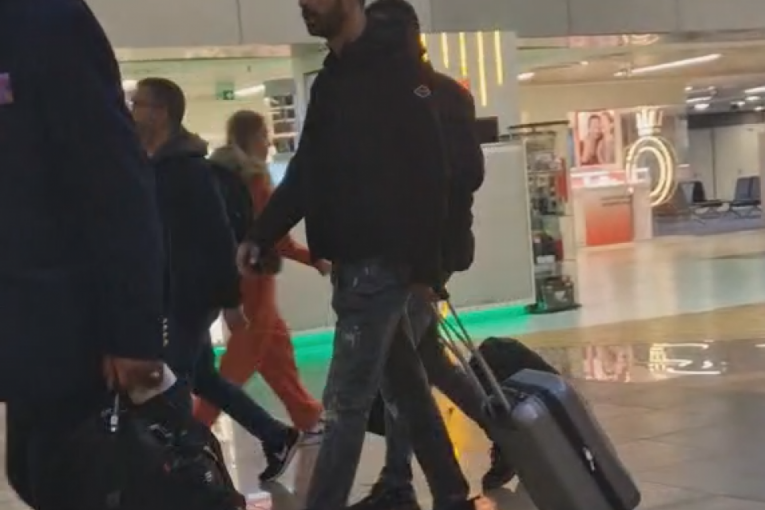 Milan Vasić paparaco na aerodromu