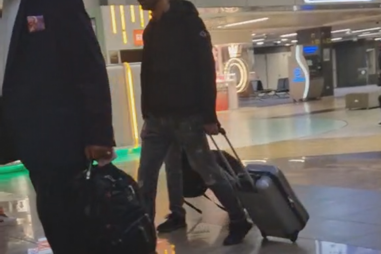 Milan Vasić paparaco na aerodromu