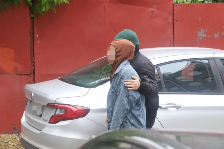 SESTRA UBIJENE DEVOJKE NA ZVEZDARI JEDVA STOJI NA NOGAMA: Inspektori je izveli iz stana, uviđaj u toku (VIDEO/FOTO)