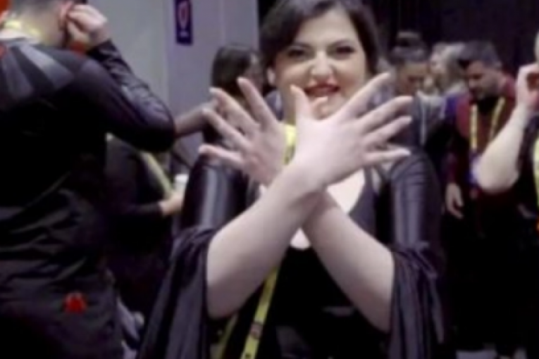 Albina sa sestrom pokazala dvoglavog orla