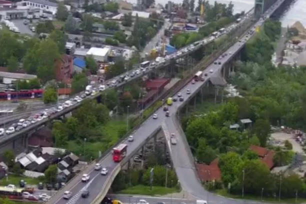 BLOKIRAN PANČEVAČKI MOST, NEVIĐENE GUŽVE NA MOSTOVIMA!Vozila MILE čitavih 8 kilometara! (FOTO)