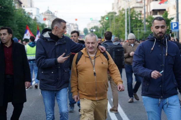 POHVALILI SE SVOJOM SRAMOTOM! Deo opozicije, umesto da polaže zakletvu, sedi u kafiću - NE MARE ŠTO IH NAROD DEBELO PLAĆA!  (FOTO)