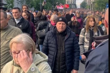 LICEMER BEZ PREMCA! Poziva na nasilje, a došao na PROTEST protiv istog: Mlađan Đorđević došao da defiluje Beogradom! (FOTO)