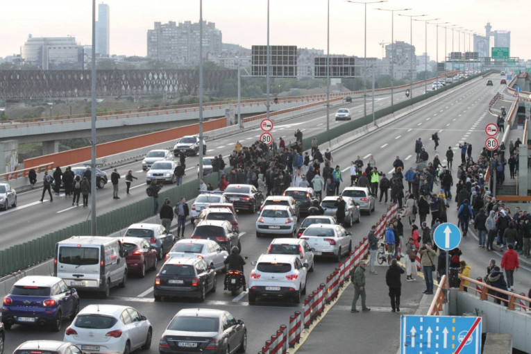 OPOZICIJA BLOKIRA GAZELU JER DECA U ŠKOLI UČE O KOŠARAMA: Bruka i sramota - isplivali pravi motivi hejtera