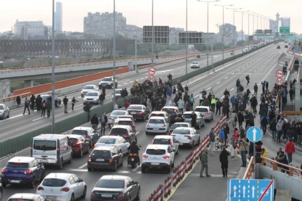 OPOZICIJA BLOKIRA GAZELU JER DECA U ŠKOLI UČE O KOŠARAMA: Bruka i sramota - isplivali pravi motivi hejtera